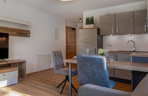 Muhlthal Apartment | Prime Apartment Steps from Ski Lift with Scenic Garden