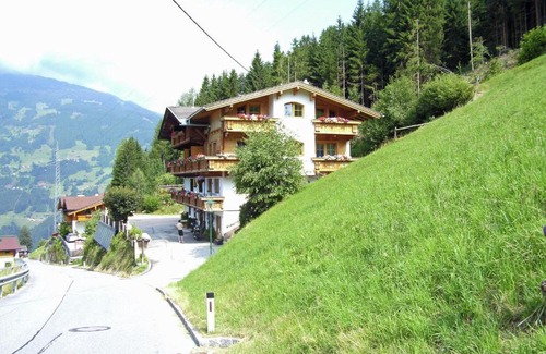 Gerlosbergeben Apartment | Stylish Apartment in Zell am Ziller with Family-Friendly Amenities
