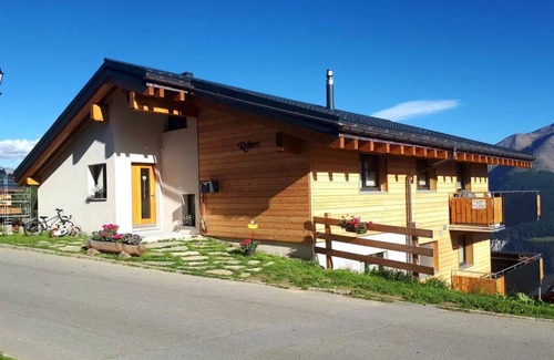 Bettmeralp Apartment | Cozy Apartment for 5 with WIFI, TV & Family-Friendly Amenities