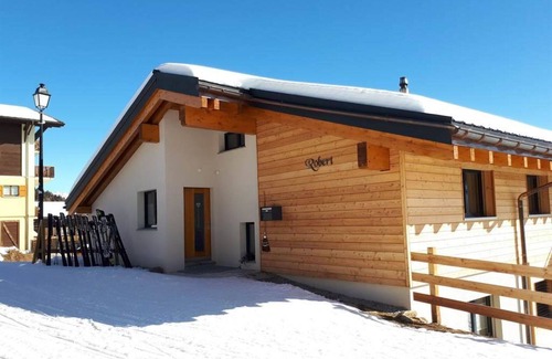 Bettmeralp Apartment | Cozy Apartment for 5 with WIFI, TV & Family-Friendly Amenities