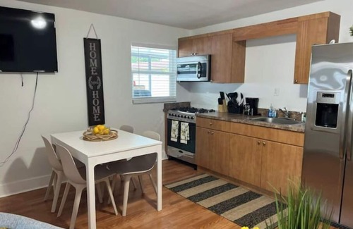 Hialeah House | Elegant Apartment Near Miami Airport with Ocean View Amenities