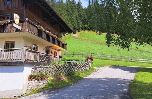 Filzmoos Apartment | Cozy Apartment with WIFI, Pets Welcome & Panoramic Views