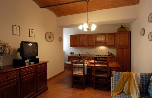Montaione Apartment | Ideal Apartment for 6 with Pool, Pets Welcome Near San Gimignano