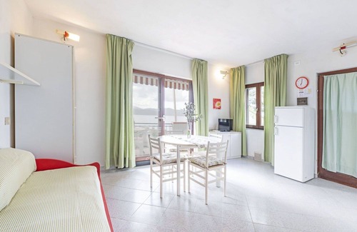 Morcone Apartment | Inviting Apartment with Ocean View, WIFI and Patio Access