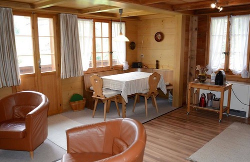 Lauenen Apartment | Cozy Apartment for 4 with Balcony, Spa & Breakfast Included