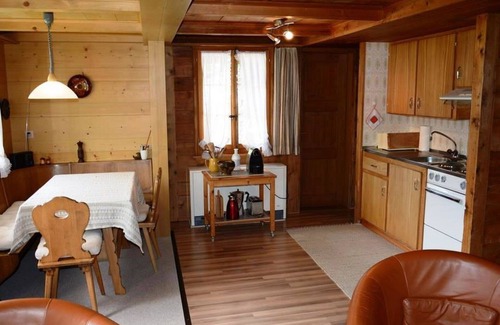 Lauenen Apartment | Cozy Apartment for 4 with Balcony, Spa & Breakfast Included
