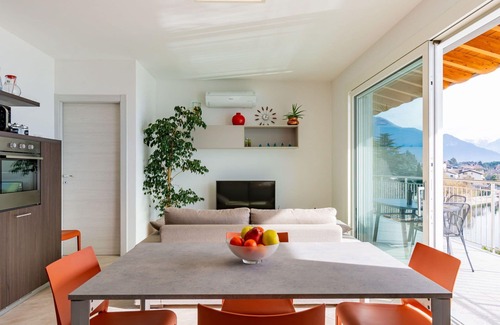 Gera Lario Apartment | Bright Apartment for 4 with Lake View, A/C & Balcony