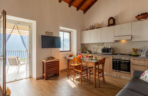Cremia Apartment | Beautiful apartment for 4 people with WIFI, TV, terrace and parking