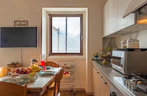 Cremia Apartment | Beautiful apartment for 4 people with WIFI, TV, terrace and parking