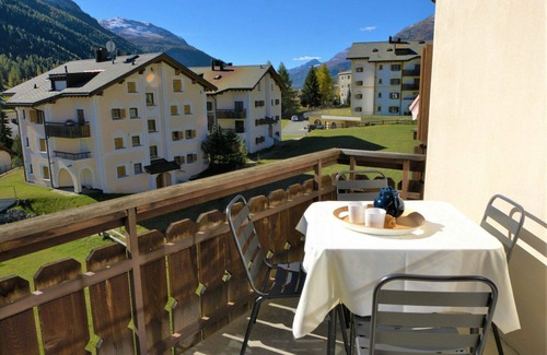 Zuoz Apartment | Inviting Apartment for 4 with WIFI, Balcony & Lake Views