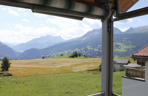 Grisons Apartment | Inviting Apartment for 8 with WIFI, Balcony & Kitchen