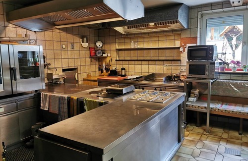 Pragraten Apartment | Inviting Apartment for 19 with WIFI, Kitchen & Terrace