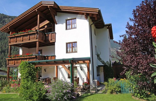 Pfunds Apartment | Cozy Apartment for 6 with WIFI, Terrace and Parking