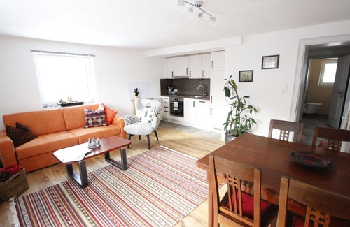 Pians Apartment | Cozy Apartment for 4 with Balcony, Parking & Free WIFI
