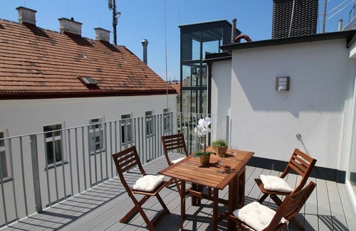 Neulerchenfeld Apartment | Beautiful apartment for 4 people with A/C, WIFI, TV and patio