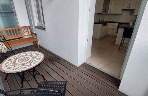 Alsergrund Apartment | Inviting Apartment for 4 with WIFI, Kitchen & Balcony