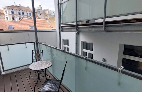 Alsergrund Apartment | Inviting Apartment for 4 with WIFI, Kitchen & Balcony