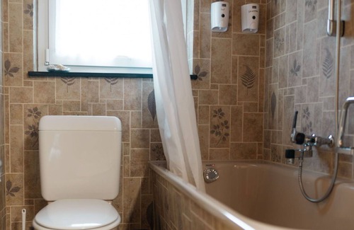 Amden Apartment | Inviting Apartment for 8 with A/C, Pets Welcome & Parking