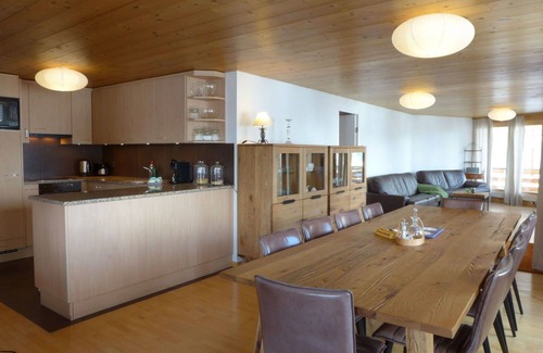 Murren Apartment | Ideal Apartment for 10 with WIFI, Balcony & Family-Friendly Perks