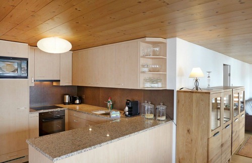 Murren Apartment | Ideal Apartment for 10 with WIFI, Balcony & Family-Friendly Perks