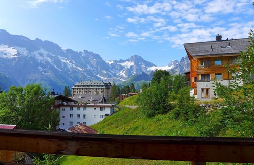 Murren Apartment | Cozy Apartment for 5 with Balcony, WIFI & Spa Access