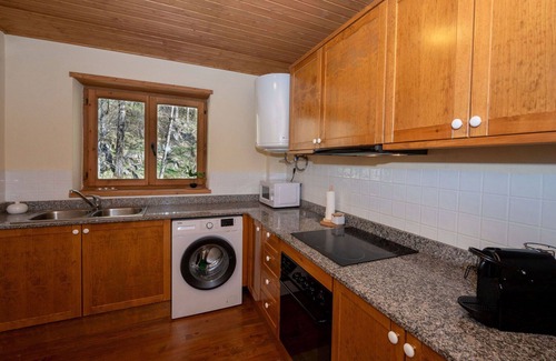 Taull Apartment | Inviting Apartment for 6 with WIFI, Balcony & Spa Amenities