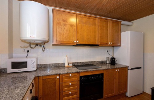 Taull Apartment | Inviting Apartment for 6 with WIFI, Balcony & Spa Amenities