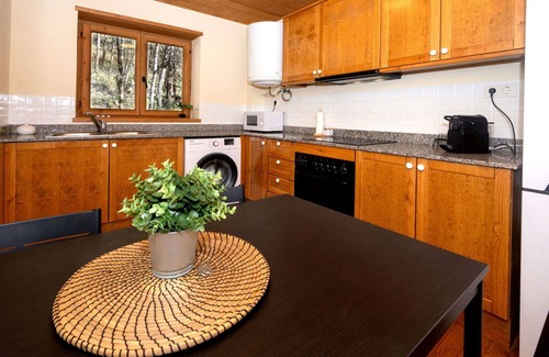 Taull Apartment | Inviting Apartment for 6 with WIFI, Balcony & Spa Amenities