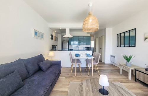 Morbihan Apartment | Cozy Oceanfront Apartment with Balcony and Free WiFi