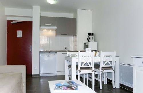 Chinon Apartment | Cozy Apartment for 4 with Pool, Wi-Fi, and Pet-Friendly Perks