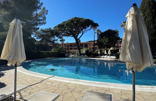 Giens Apartment | Idyllic Apartment for 6 with Pool & Spa on the Water