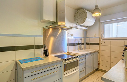 Morbihan Apartment | Cozy Oceanfront Apartment for 4 with Balcony & WIFI