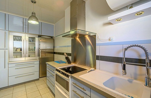 Morbihan Apartment | Cozy Oceanfront Apartment for 4 with Balcony & WIFI