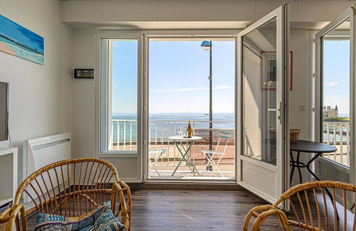 Morbihan Apartment | Cozy Oceanfront Apartment for 4 with Balcony & WIFI