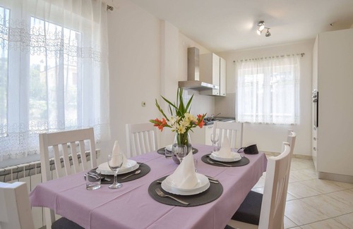Buzet Apartment | Inviting Apartment for 5 with Hot Tub and WiFi Access