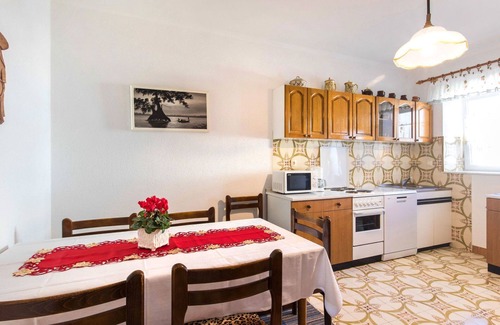 Donji Kraj Apartment | Comfortable Apartment for 4 with Ocean View & Pet-Friendly