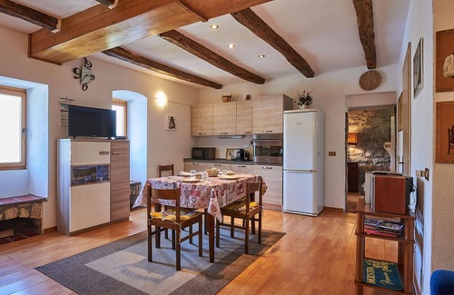 Claino Con Osteno Apartment | Cozy Apartment for 4 with Lake View and Kitchen Amenities