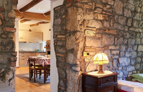 Claino Con Osteno Apartment | Cozy Apartment for 4 with Lake View and Kitchen Amenities