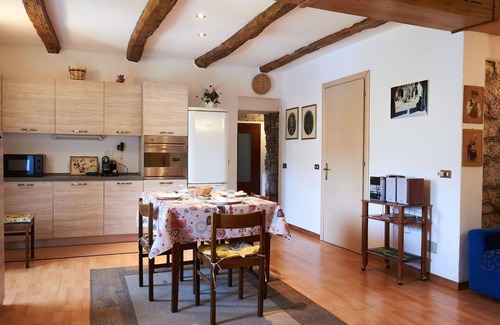Claino Con Osteno Apartment | Cozy Apartment for 4 with Lake View and Kitchen Amenities
