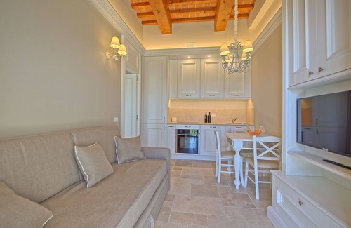 Cerreto Guidi Apartment | Inviting Apartment for 3 with Pool, A/C & Panoramic Views