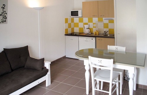 Colombiers House | Cozy Villa Apartment for 6 with Pool, Pets Welcome & WiFi