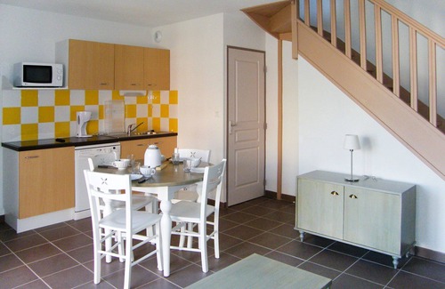 Colombiers House | Inviting Villa Apartment for 6 with Pool and Pet-Friendly Perks