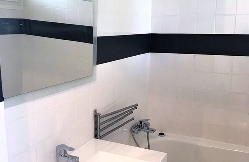Saint-Fons Apartment | Inviting Apartment with Pool for 4 in Albigny, Lyon