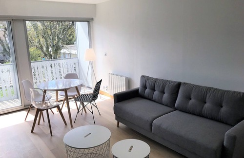 Saint-Fons Apartment | Inviting Apartment with Pool for 4 in Albigny, Lyon