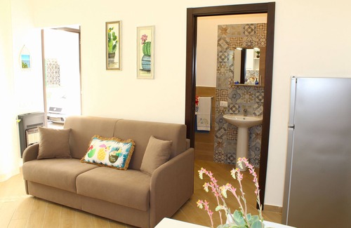 Capaci Apartment | Cozy Oceanfront Apartment with Wi-Fi and Air Conditioning