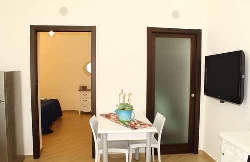 Capaci Apartment | Cozy Oceanfront Apartment with Wi-Fi and Air Conditioning