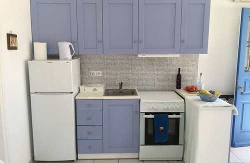 Piso Livadi Apartment | Seaside Retreat: Top-Rated Apartment with Ocean Views