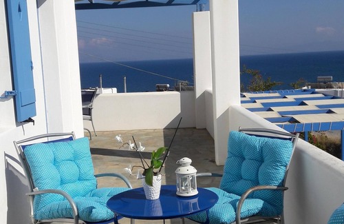 Piso Livadi Apartment | Seaside Retreat: Top-Rated Apartment with Ocean Views