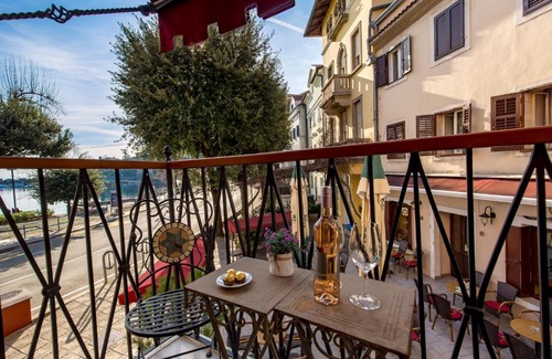 Ika Apartment | Seaside Apartment Retreat with Oceanfront Views - 9/10 Rated