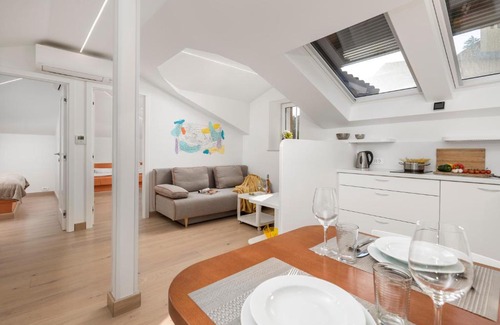 Ika Apartment | Seaside Apartment Retreat with Oceanfront Views - 9/10 Rated